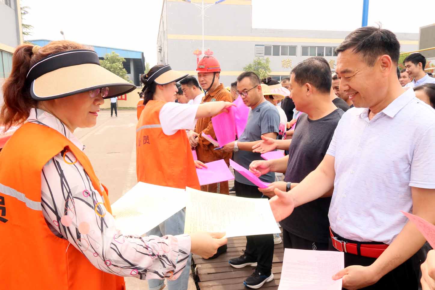 4发放安全教育宣传单1.jpg 4发放安全教育宣传单1.jpg